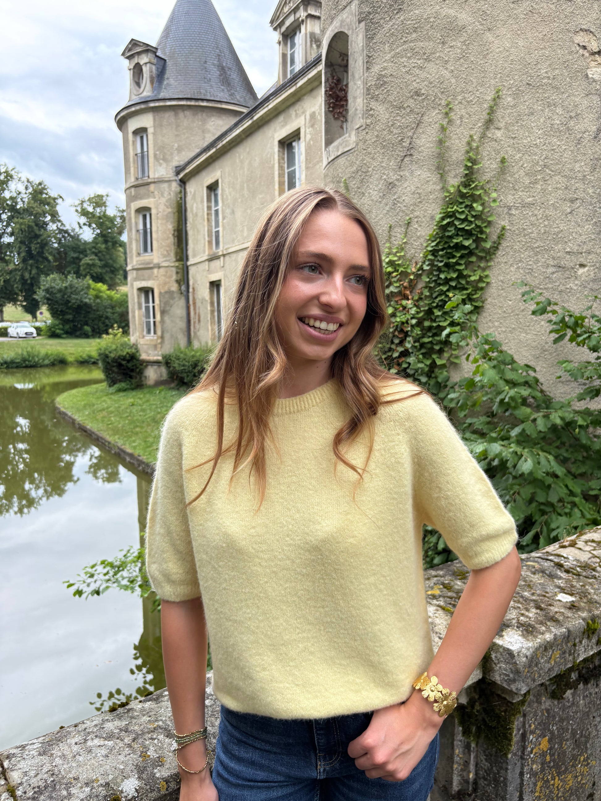 Pull jaune manches courtes
