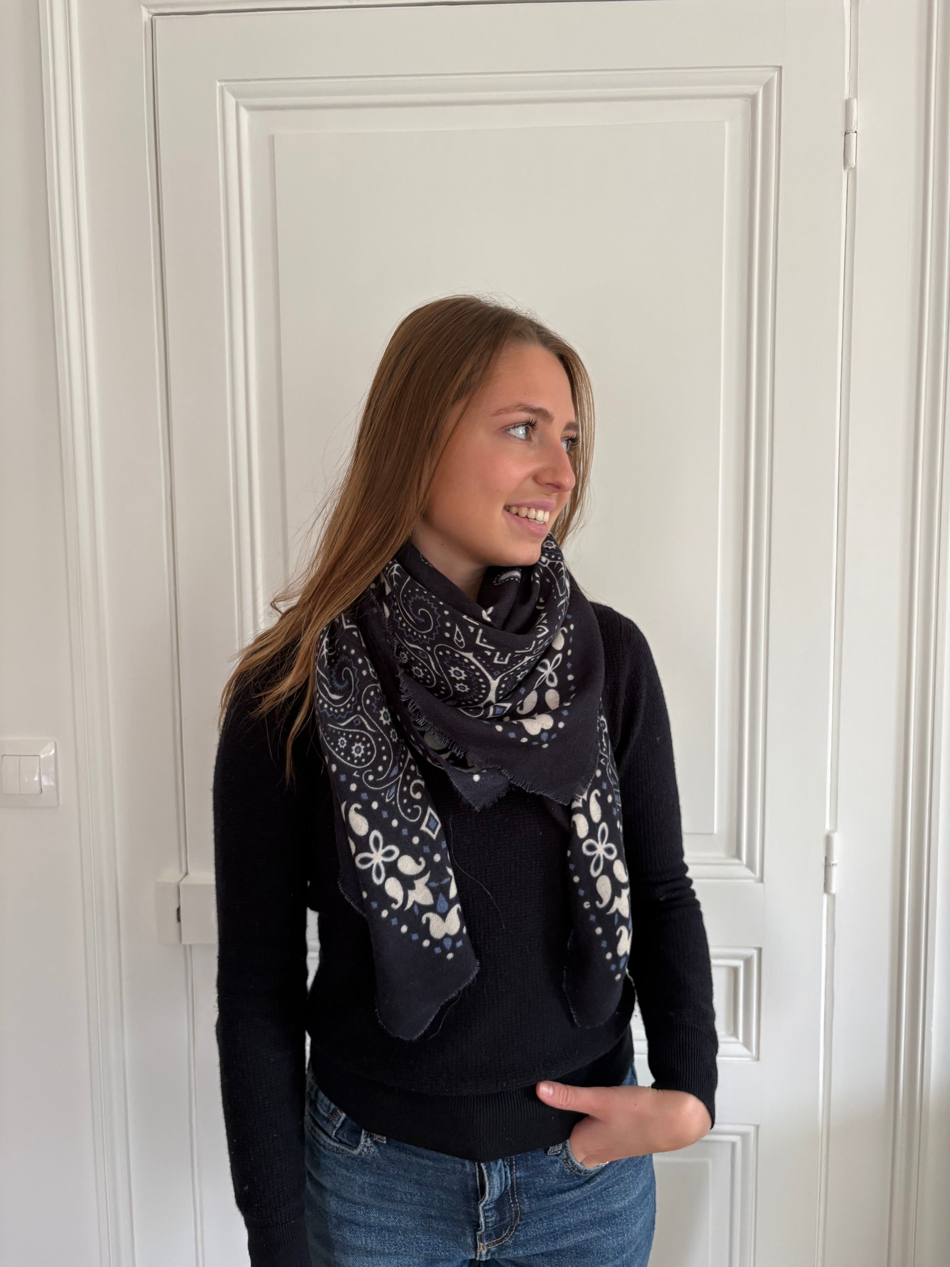 Écharpe bandana bleue à motifs.